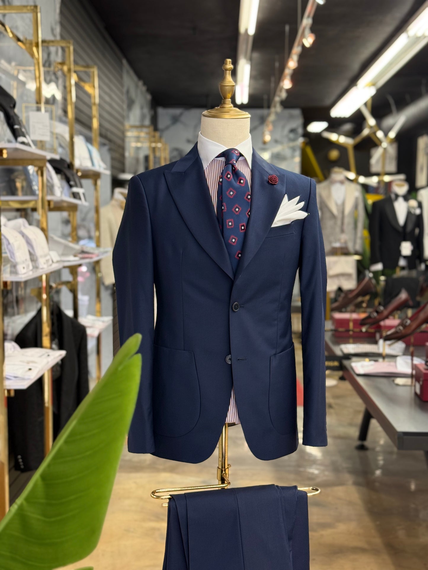 Navy Blue Two Pieces Wide Peak Lapel Suit Patch Pockets