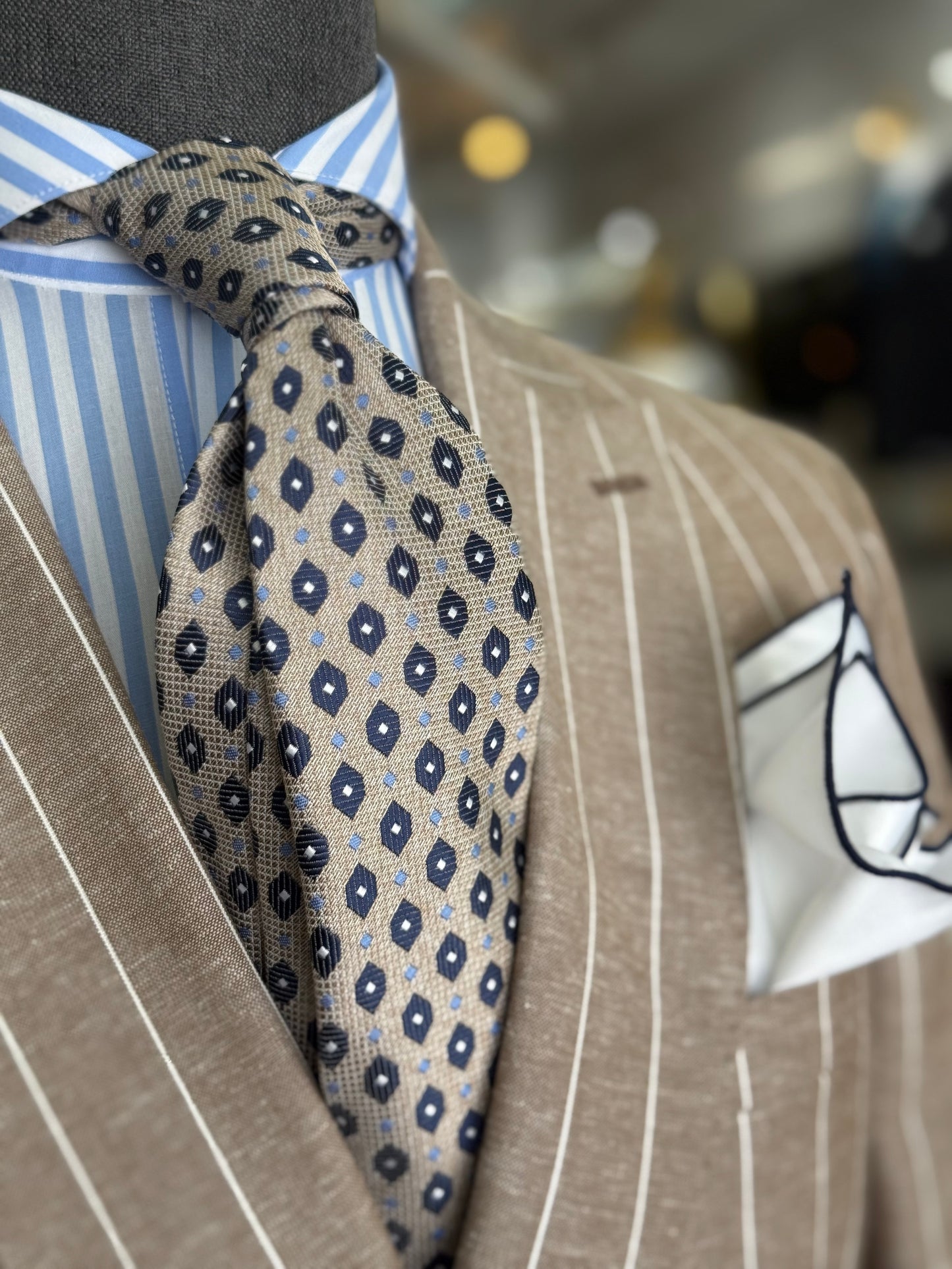 Necktie Taupe-beige with navy medallions