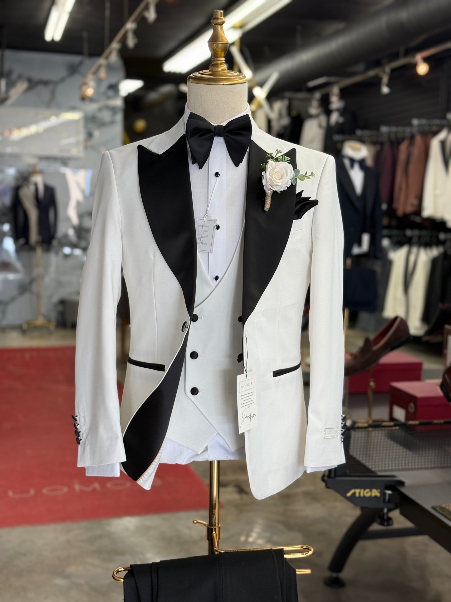 Wide Peak Lapel Soft Off White Tuxedo Uomos