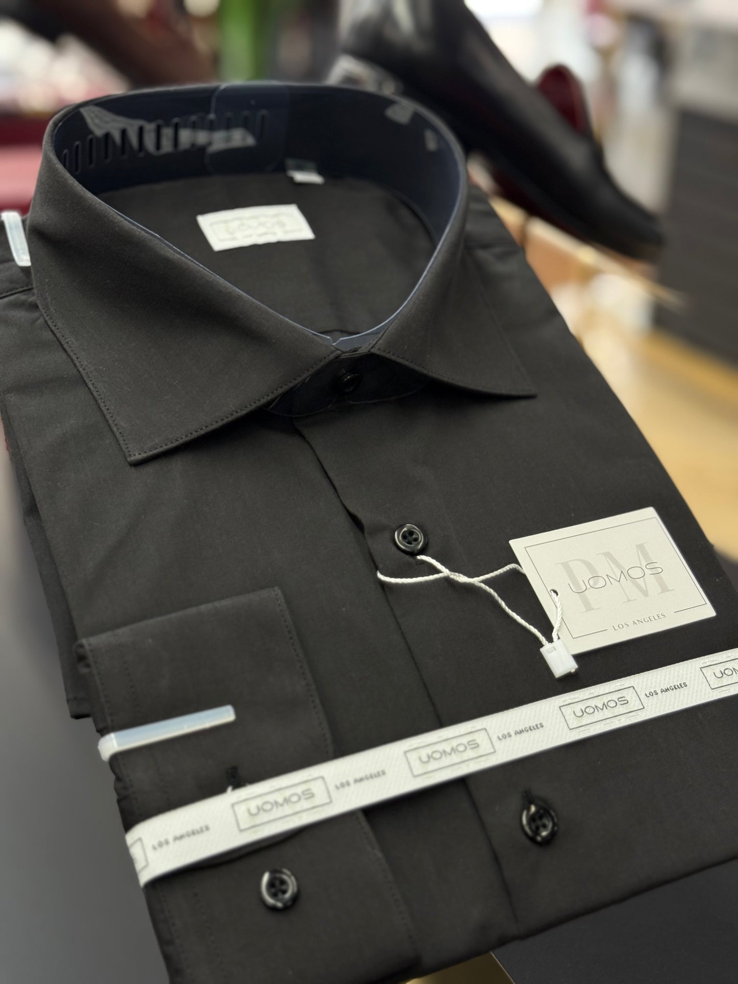 Black spread collar, regular cuffs