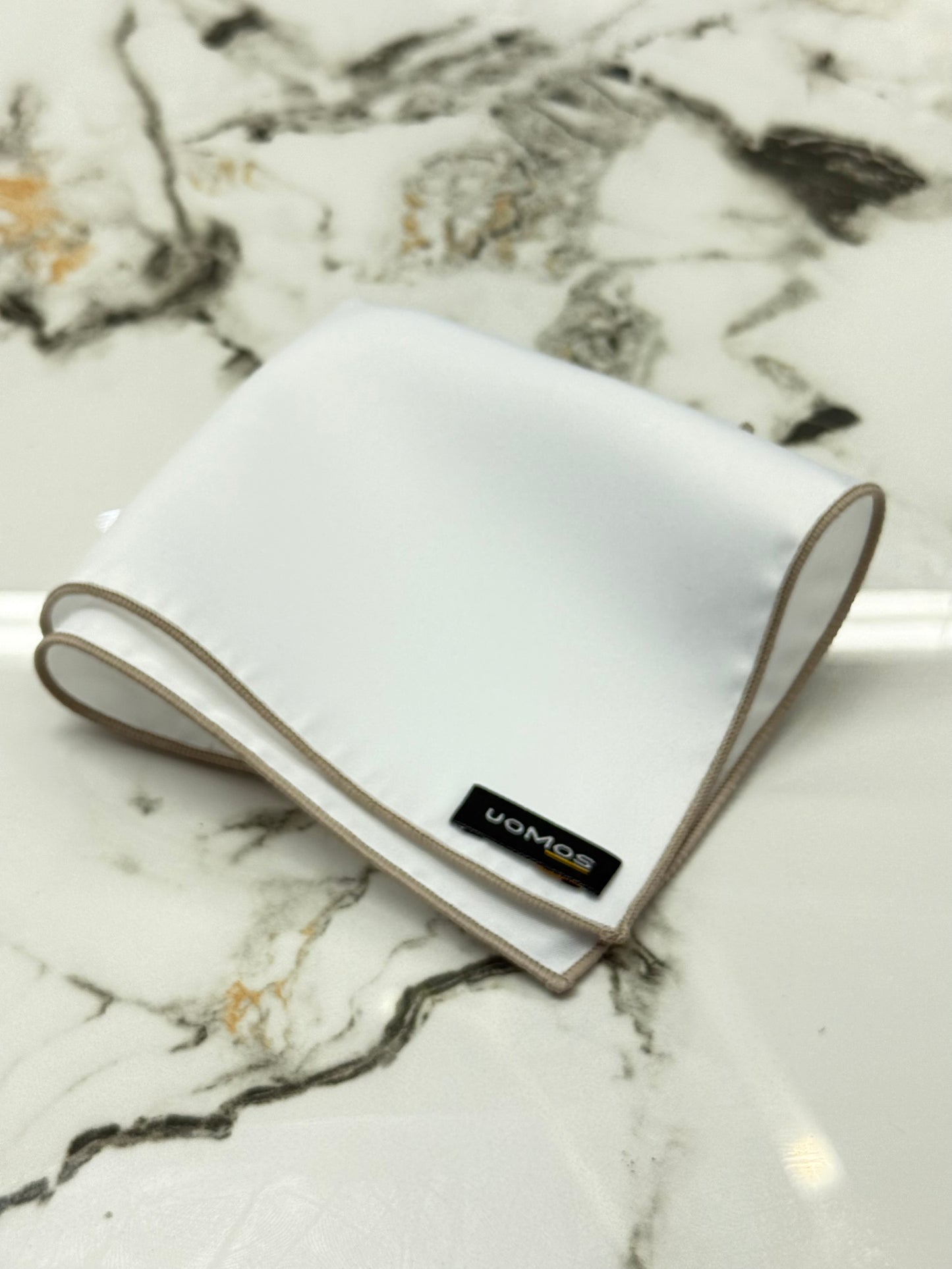 White pocket square / Beige trim