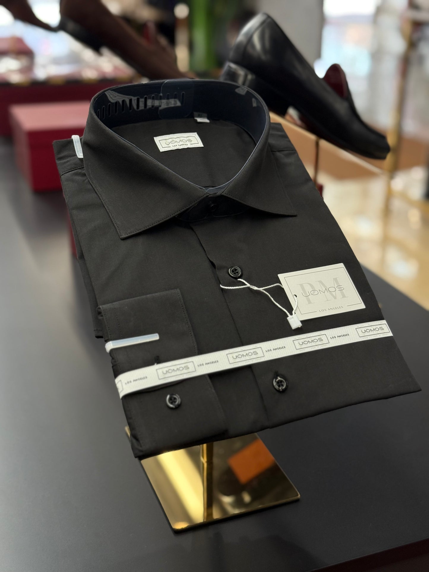 Black spread collar, regular cuffs
