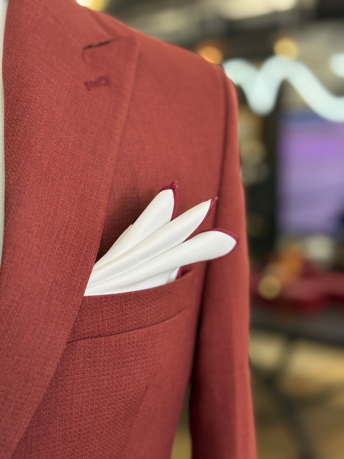 White pocket square / Burgundy trim