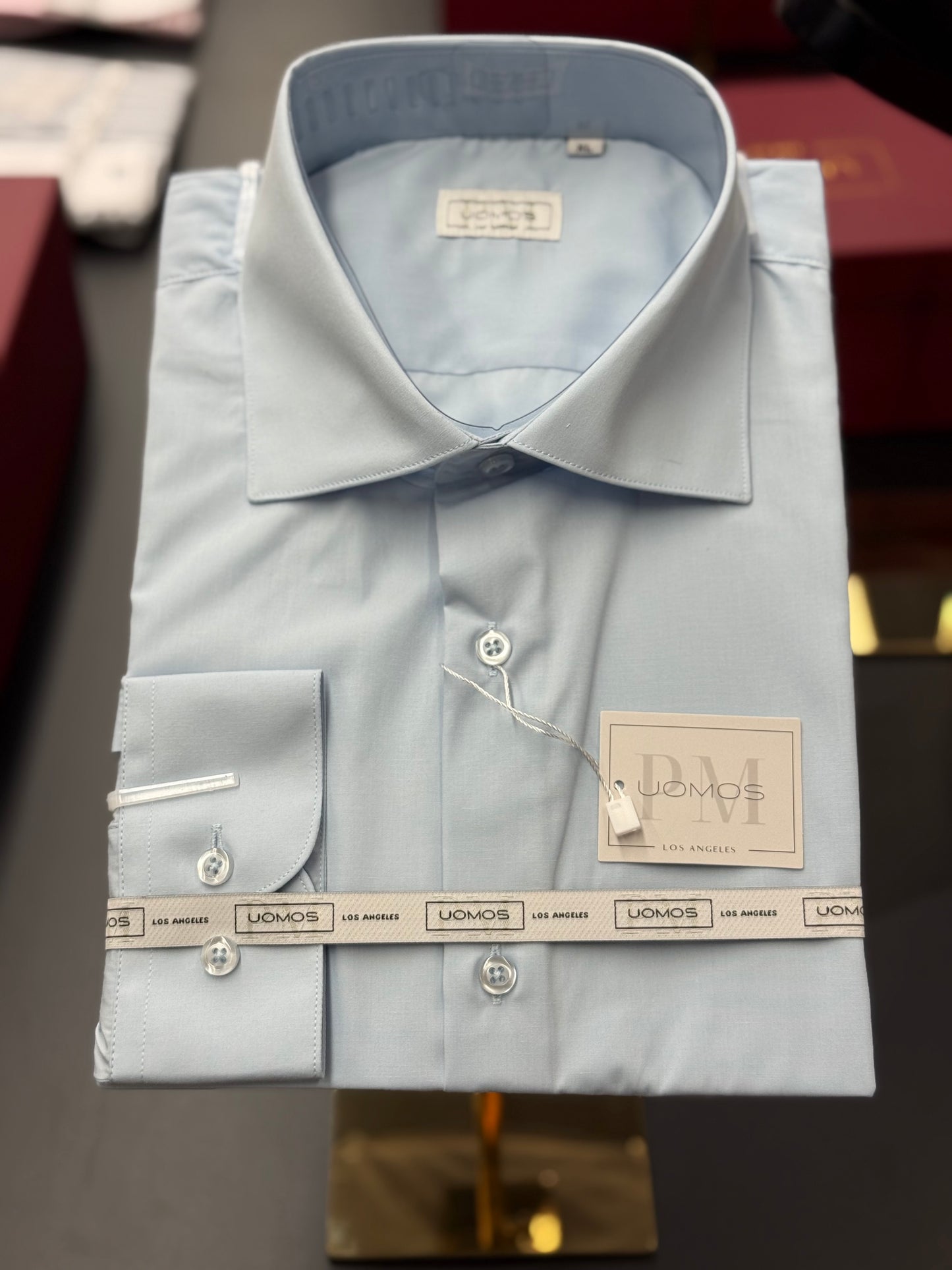 Light blue spread collar, regular cuffs