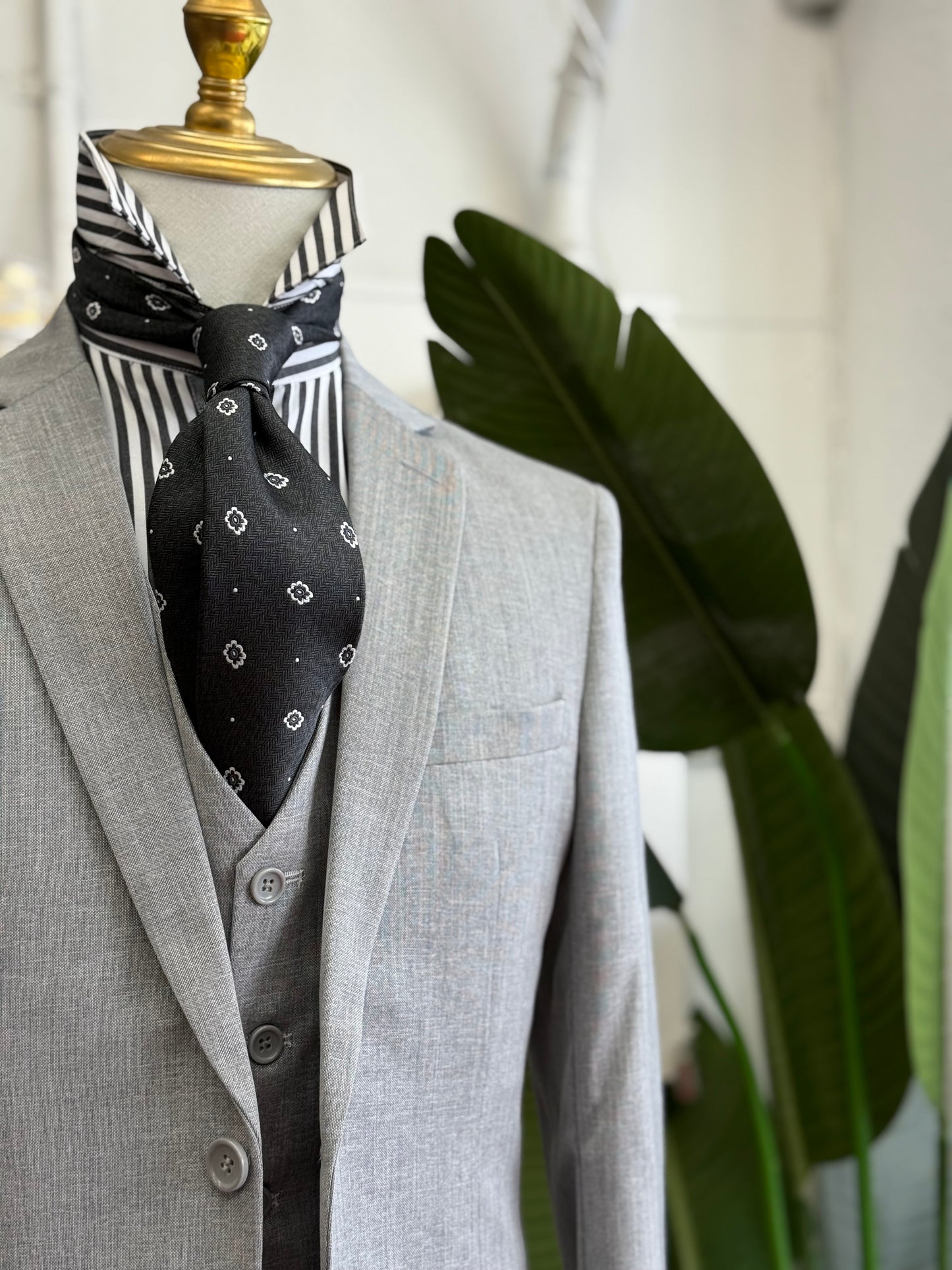 Necktie Black & White mid medallion