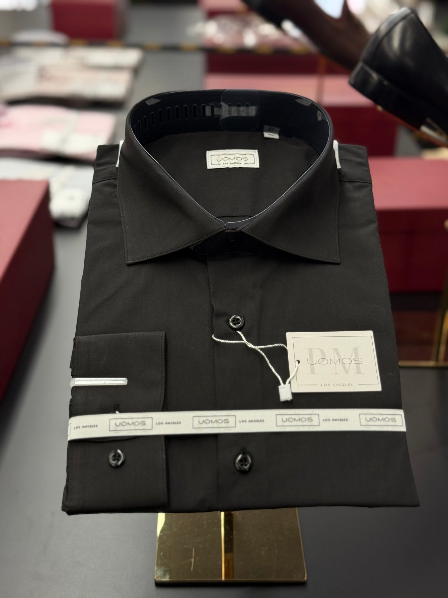 Black spread collar, regular cuffs