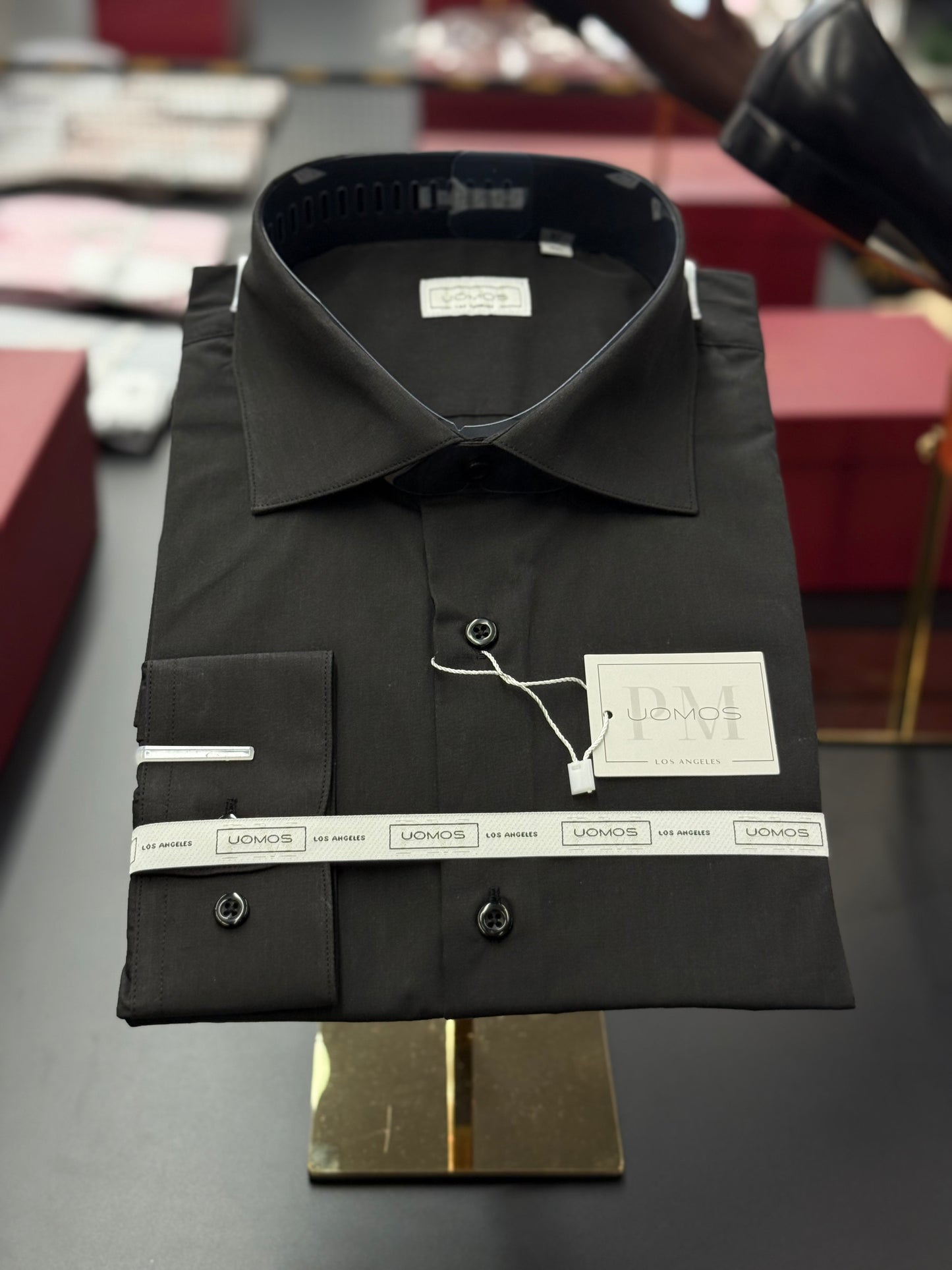 Black spread collar, regular cuffs