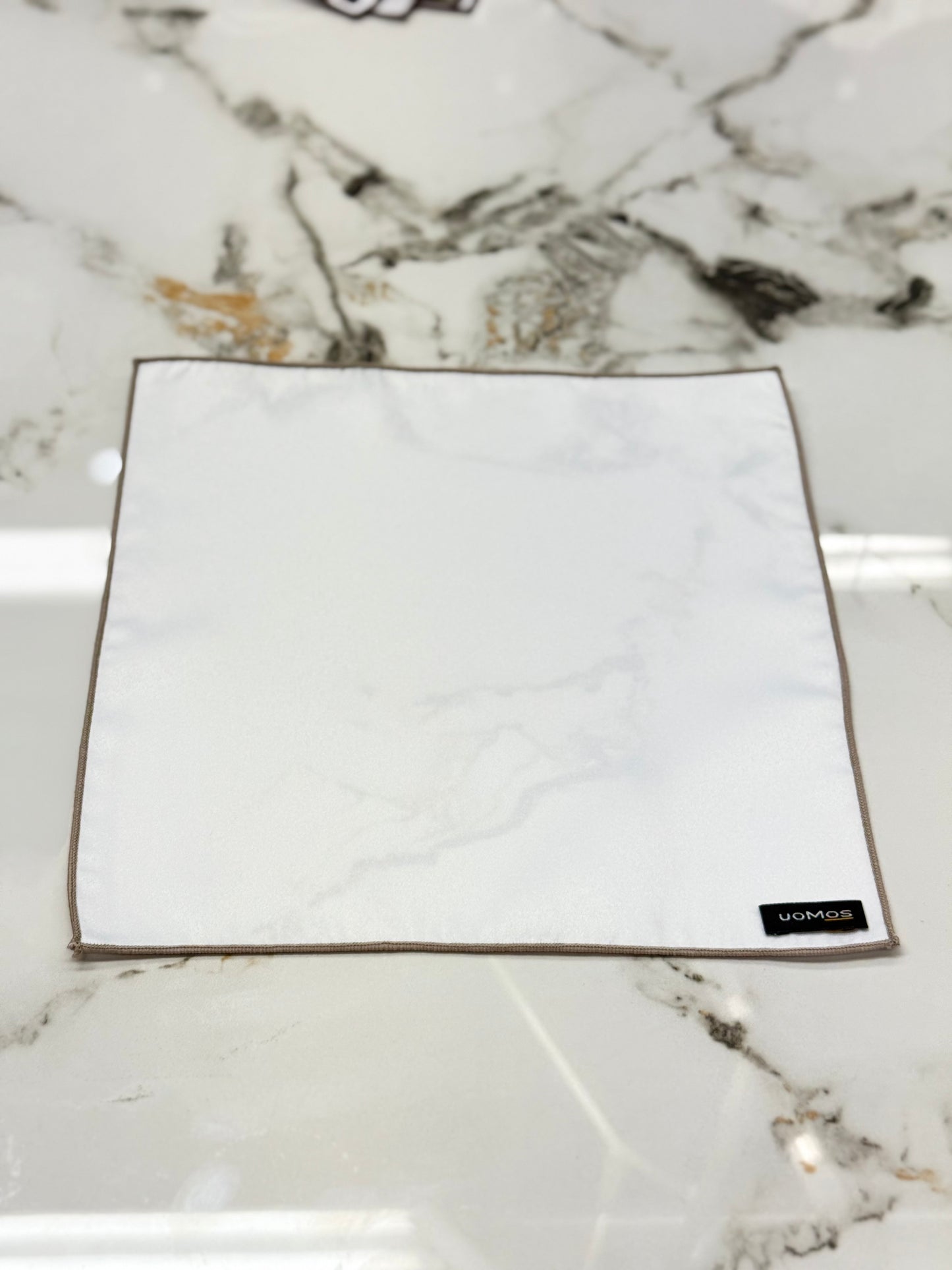White pocket square / Beige trim
