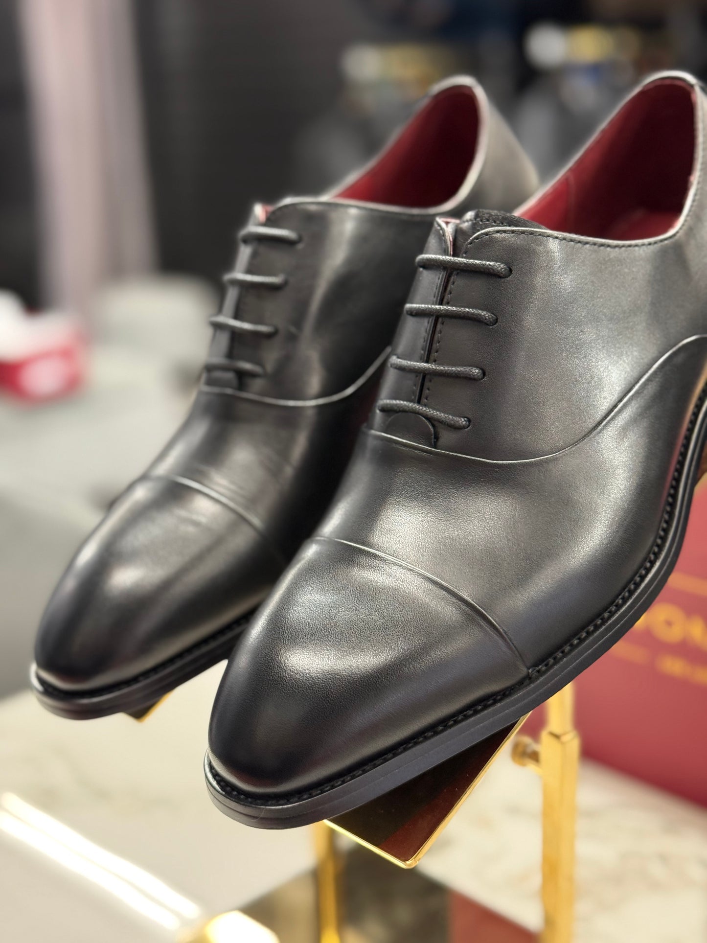 UOMOS Oxford Black pure leather