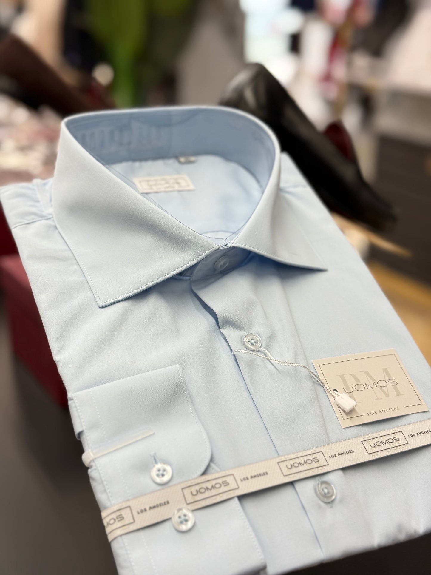 Light blue spread collar, regular cuffs