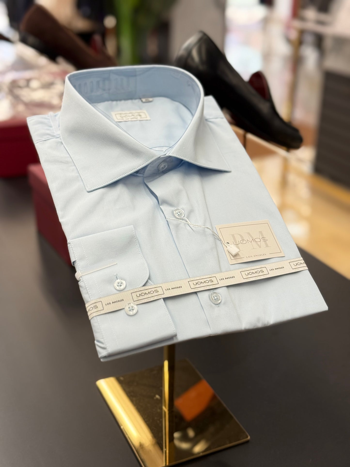 Light blue spread collar, regular cuffs