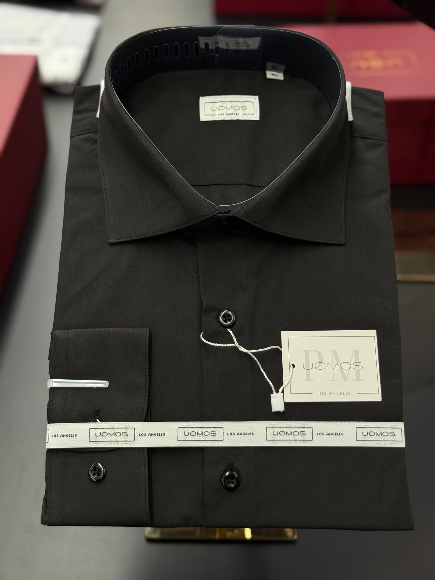 Black spread collar, regular cuffs