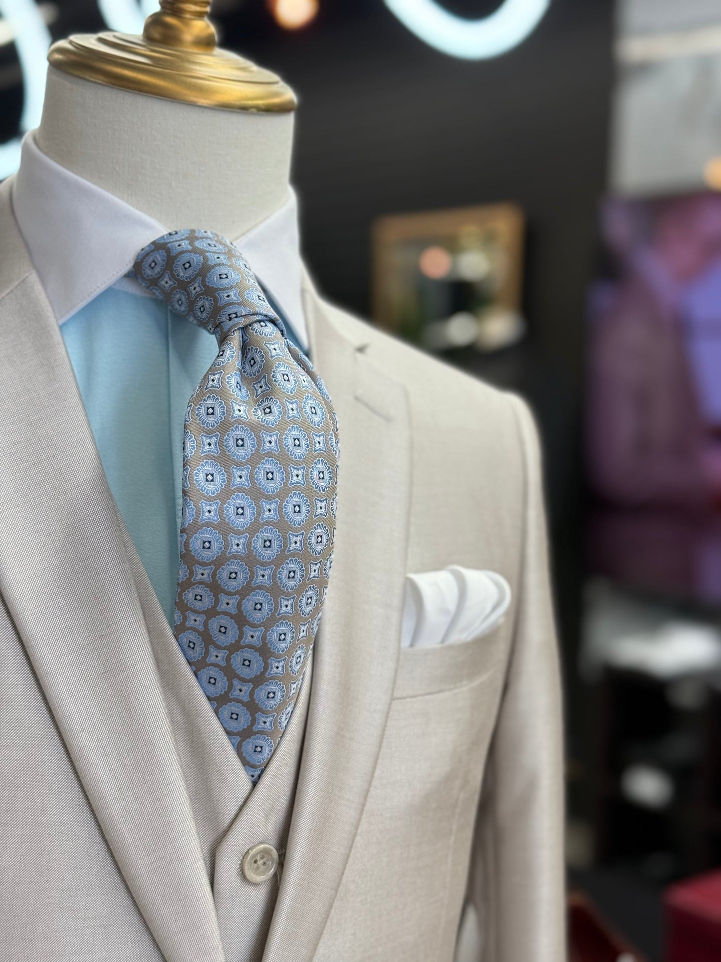 Necktie Champagne with light blue and white medallions