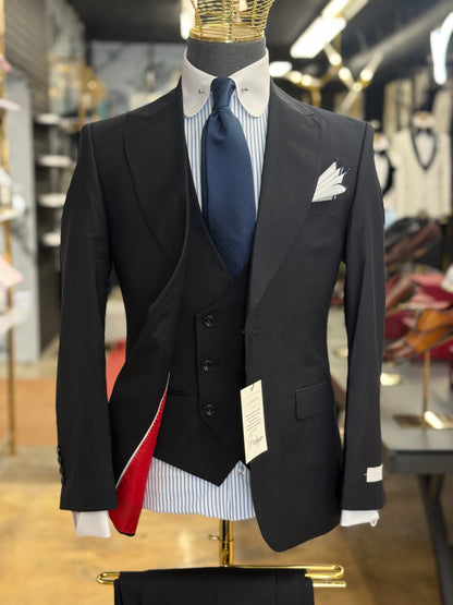 The Wide Peak Mid Night Blue Three-Piece Suit uomos