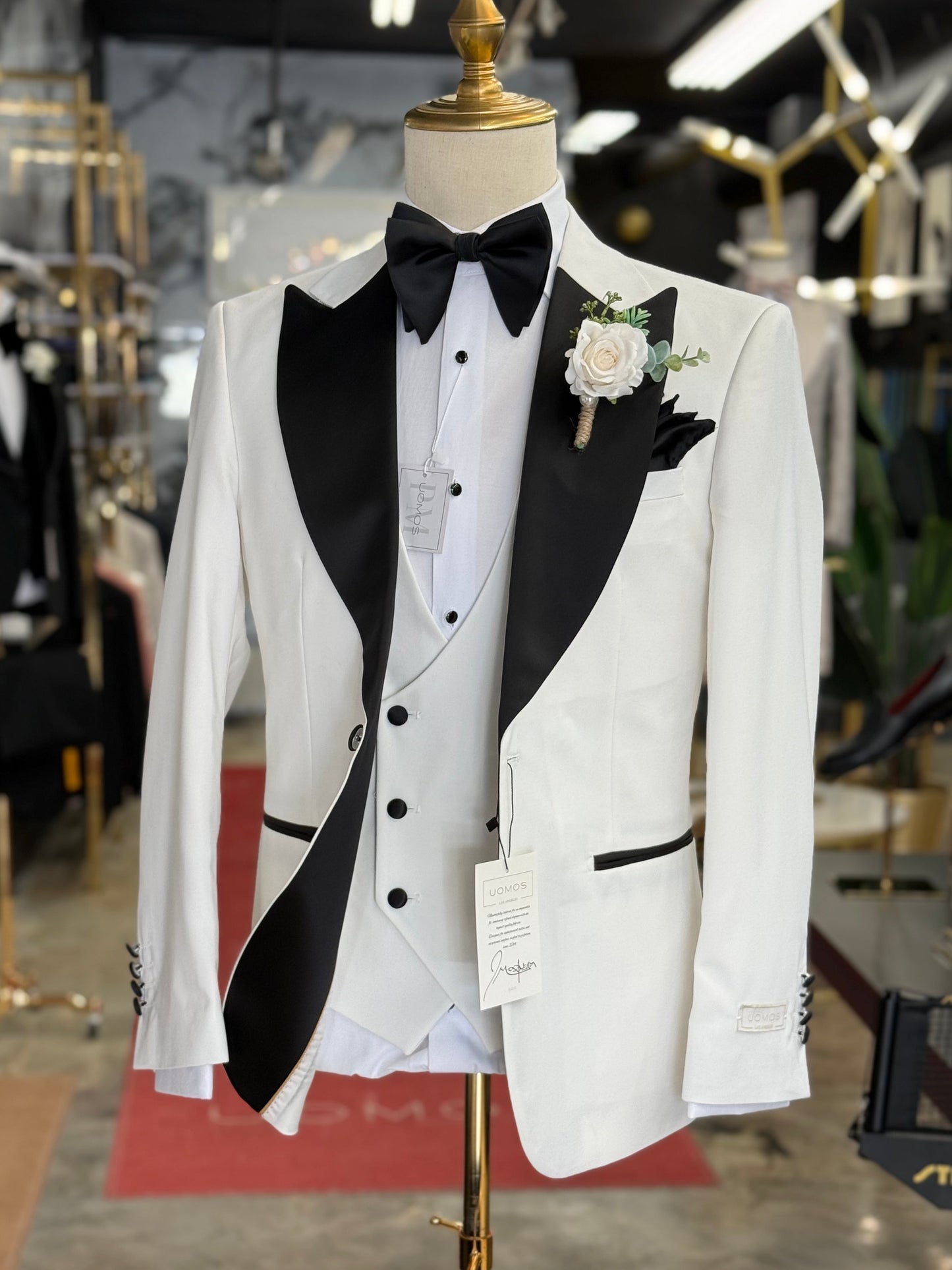 Wide Peak Lapel Soft Off White Tuxedo Uomos