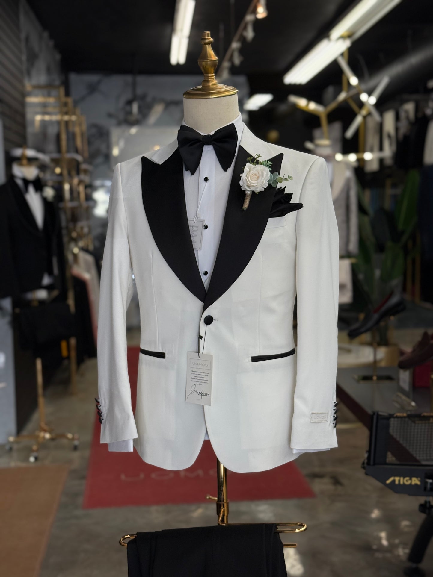 Wide Peak Lapel Soft Off White Tuxedo Uomos