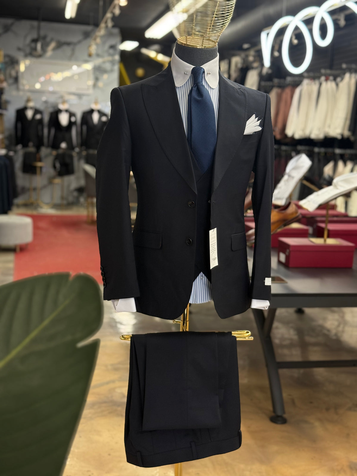 The Wide Peak Mid Night Blue Three-Piece Suit uomos