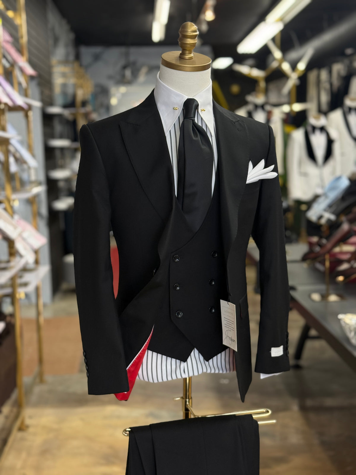The Wide Peak Black Three-Piece Suit uomos