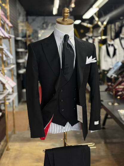 The Wide Peak Black Three-Piece Suit uomos