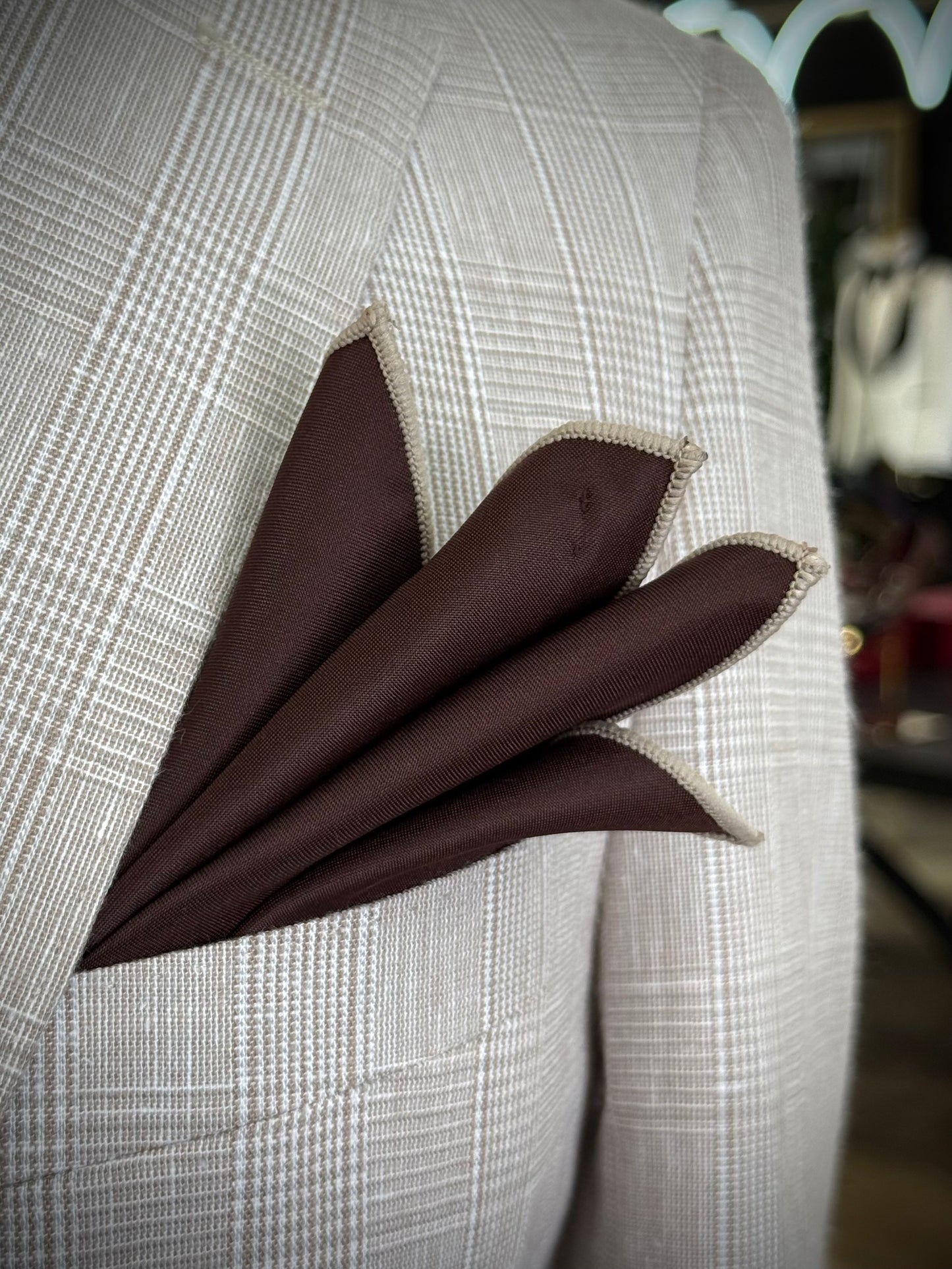 Brown pocket square / Beige trim