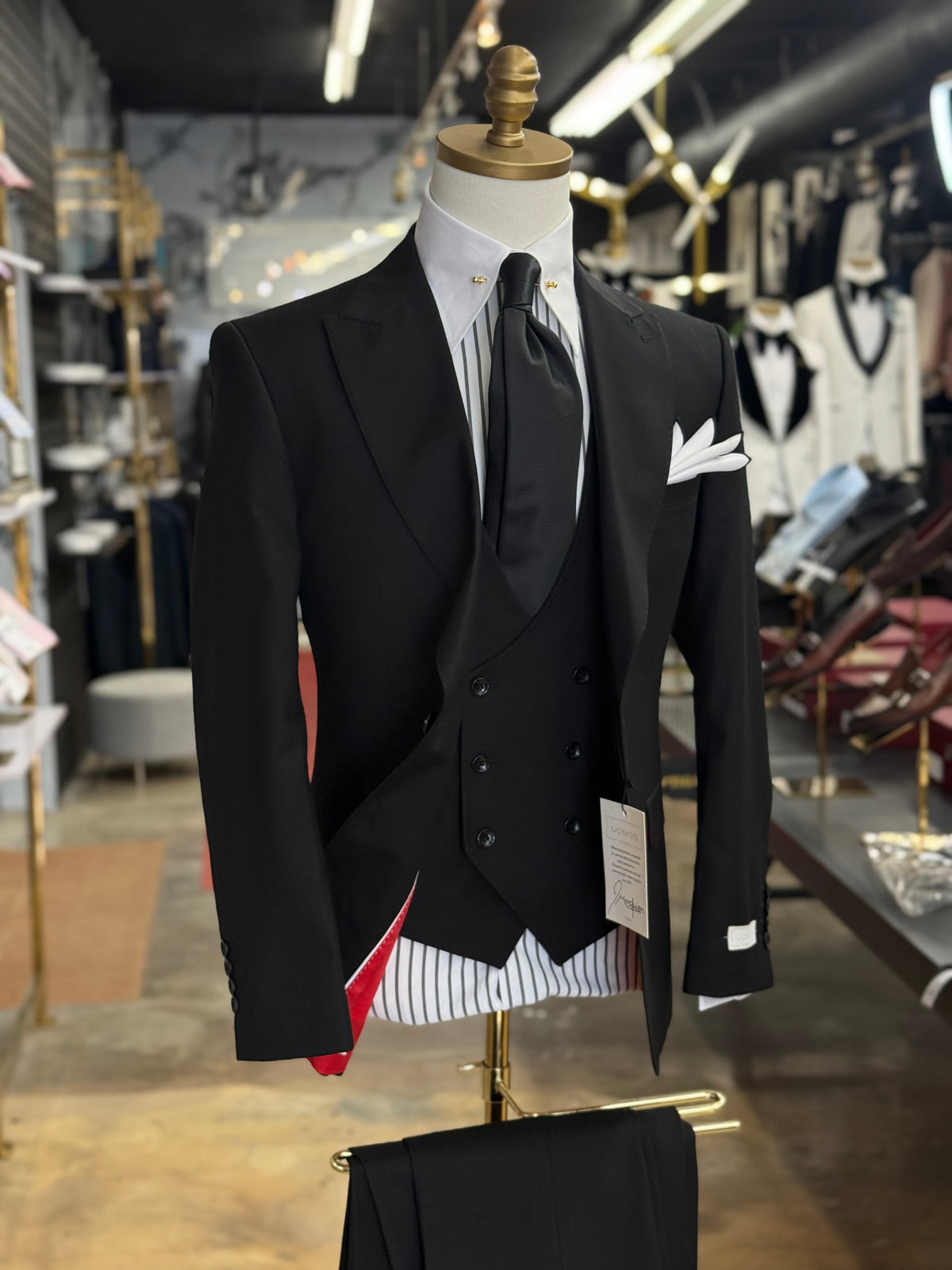 The Wide Peak Black Three-Piece Suit uomos