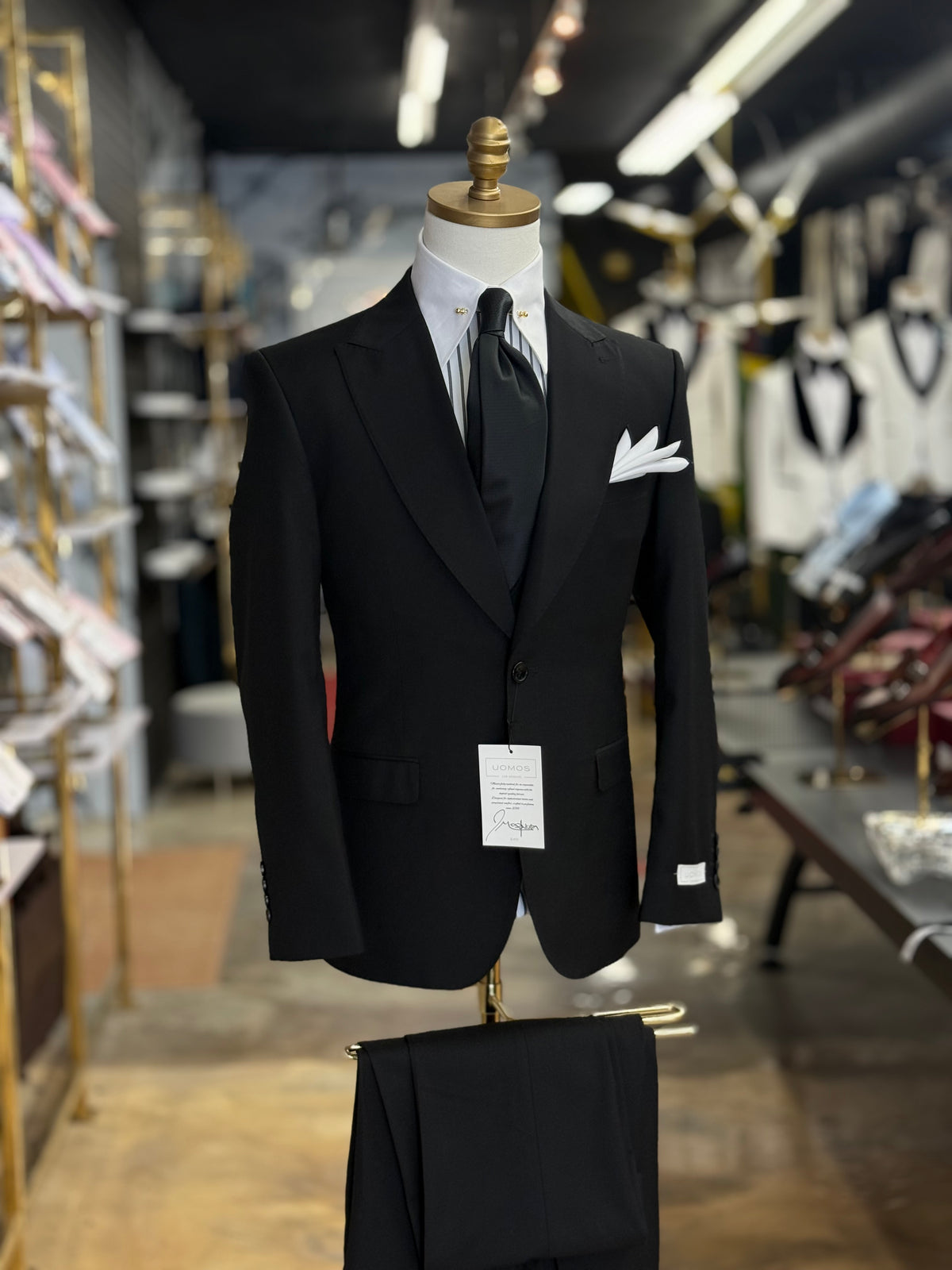 The Wide Peak Black Three-Piece Suit uomos