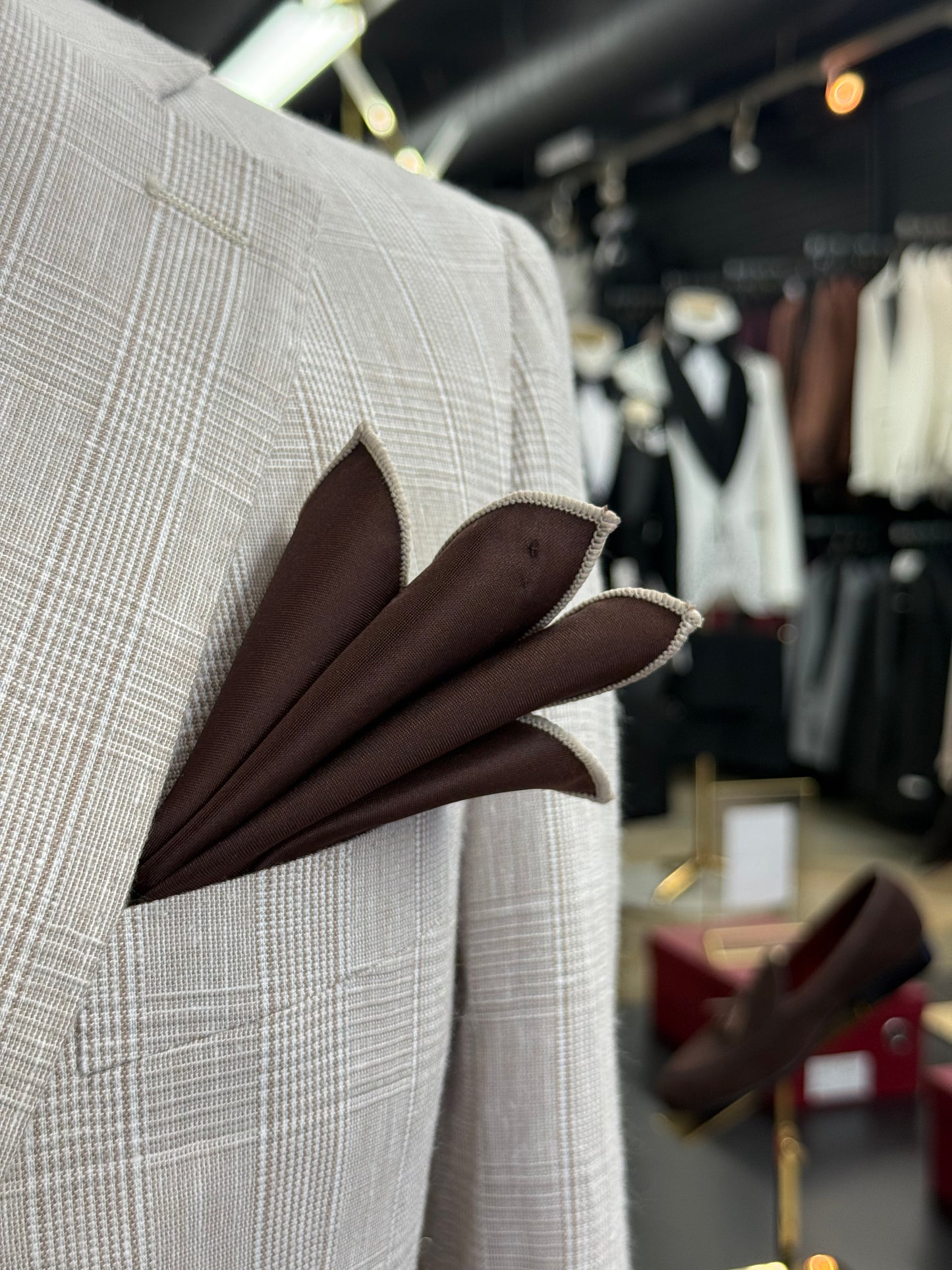 Brown pocket square / Beige trim