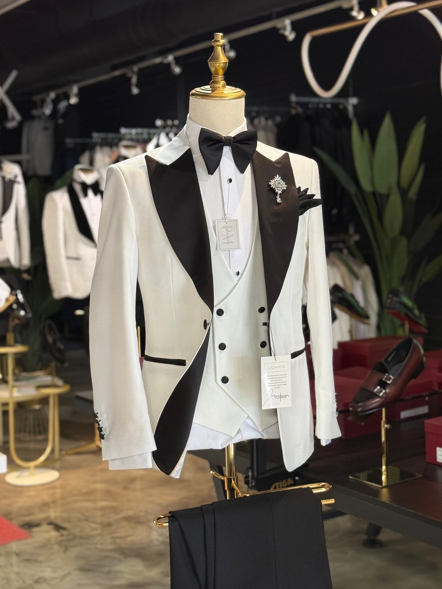 Wide Peak Lapel Soft Off White Tuxedo Uomos