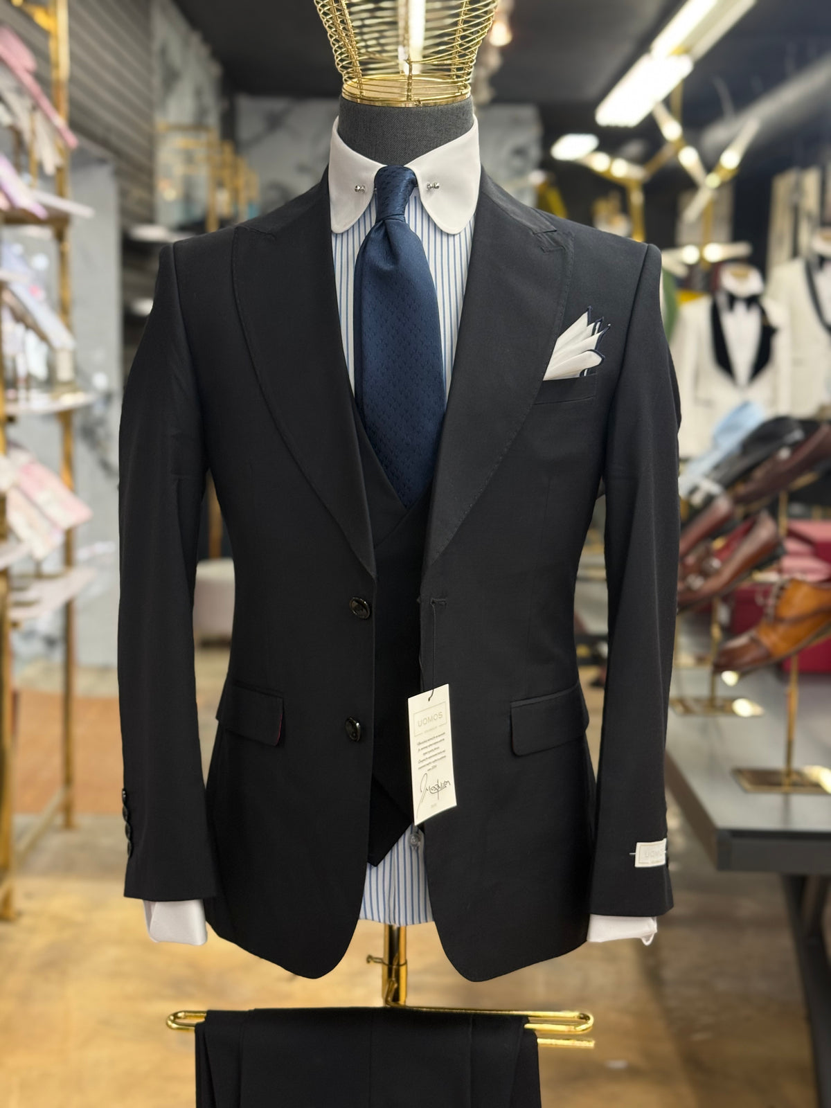 The Wide Peak Mid Night Blue Three-Piece Suit uomos