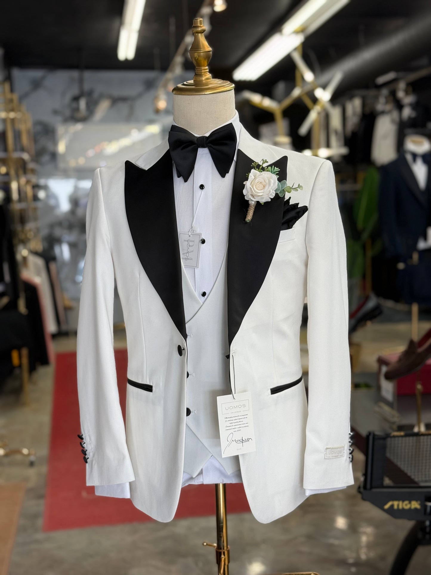 Wide Peak Lapel Soft Off White Tuxedo Uomos