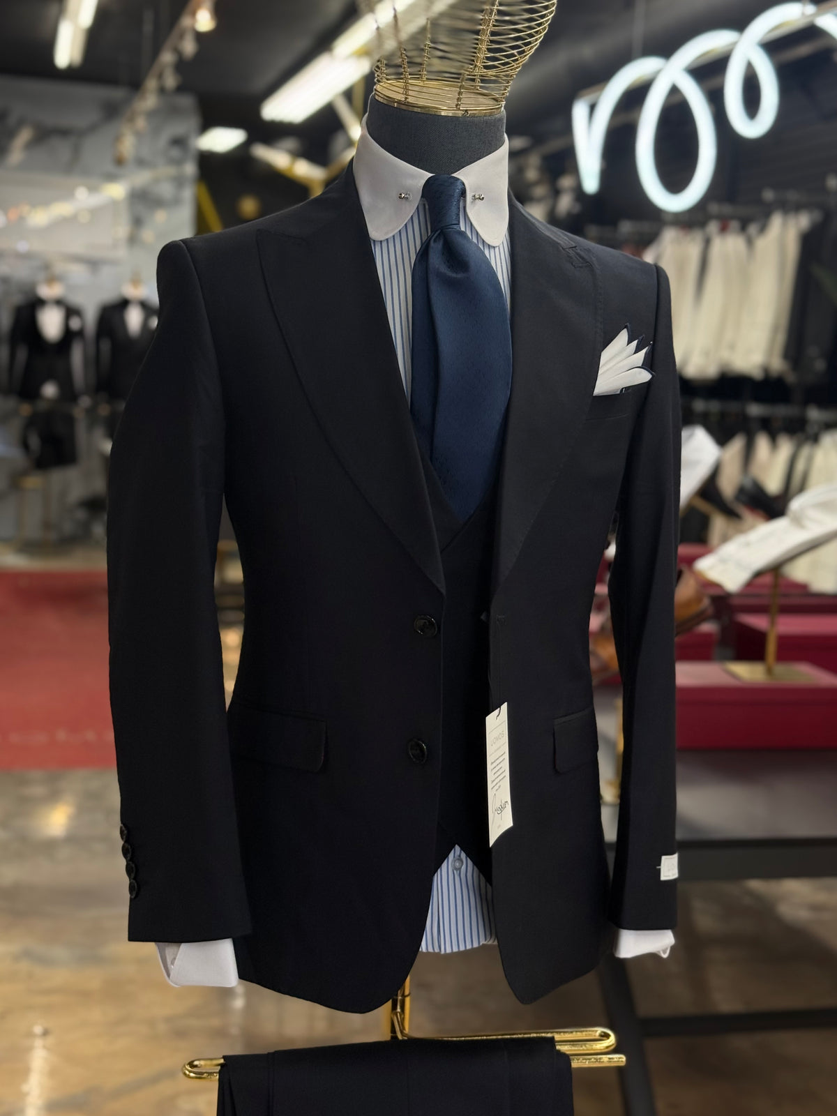 The Wide Peak Mid Night Blue Three-Piece Suit uomos