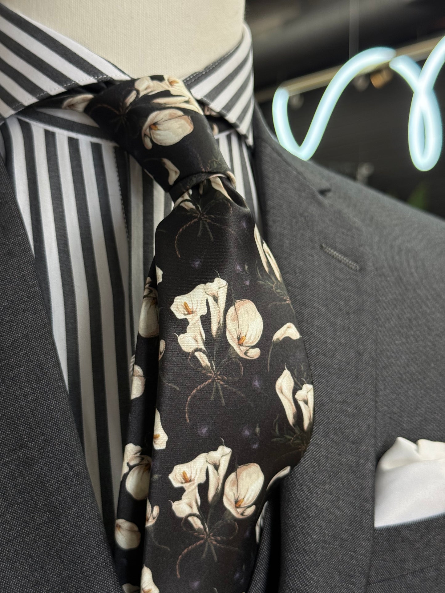 Necktie Floral Black & Ivory