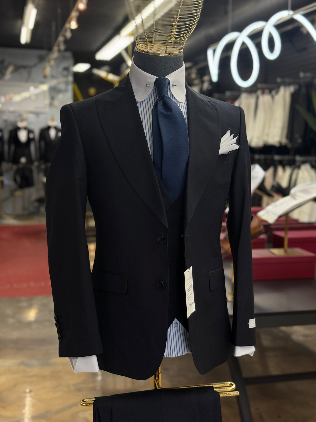 The Wide Peak Mid Night Blue Three-Piece Suit uomos
