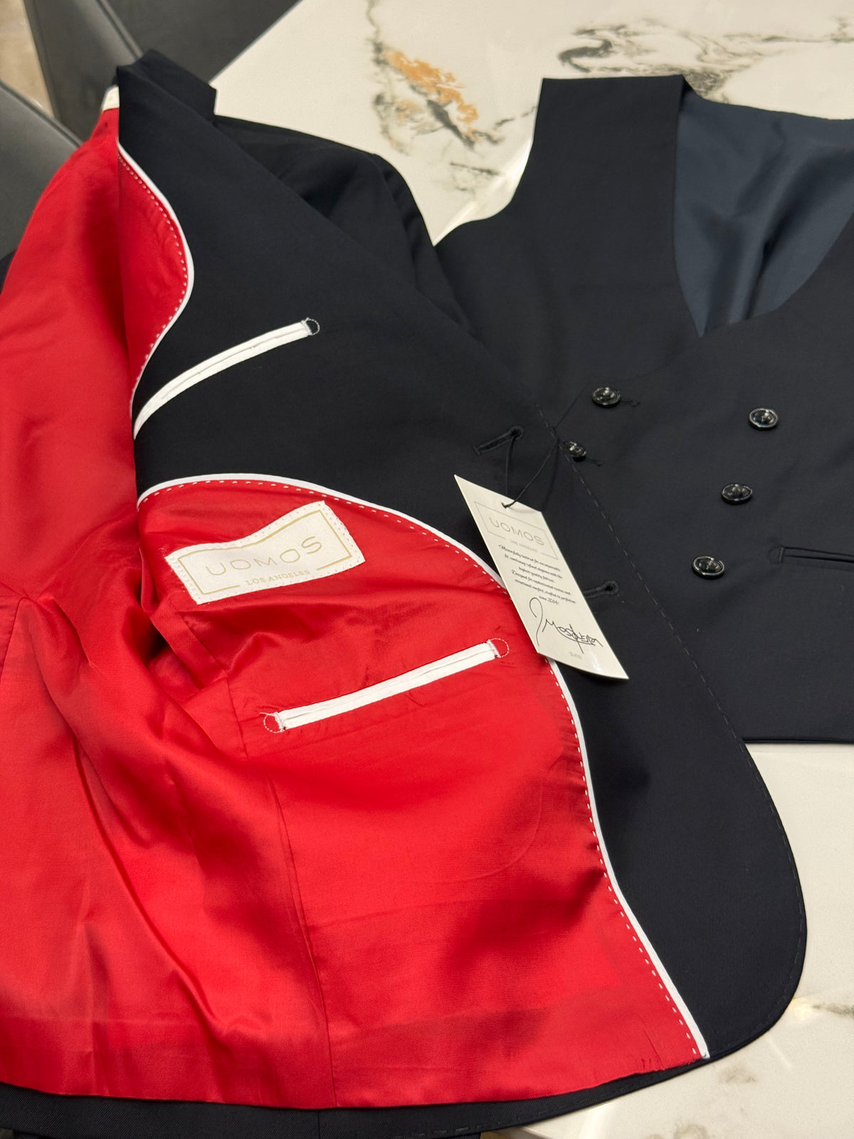The Wide Peak Black Three-Piece Suit uomos