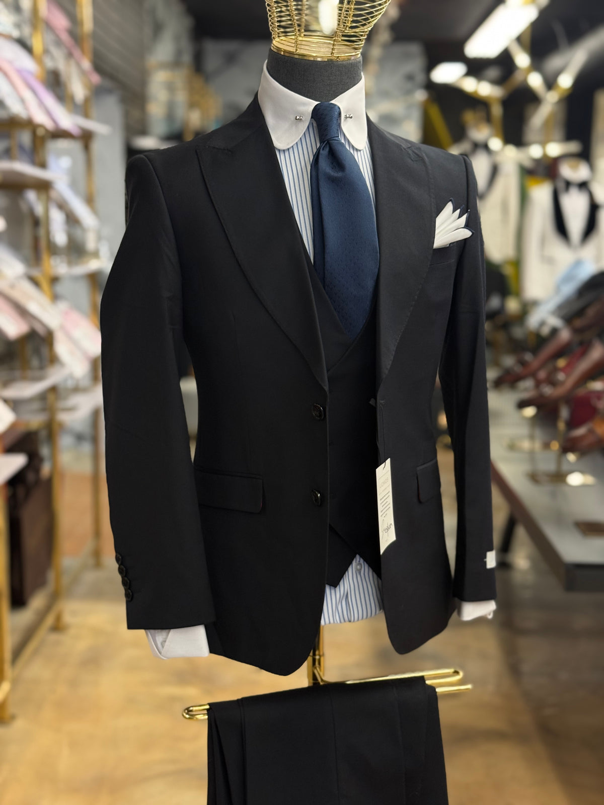 The Wide Peak Mid Night Blue Three-Piece Suit uomos
