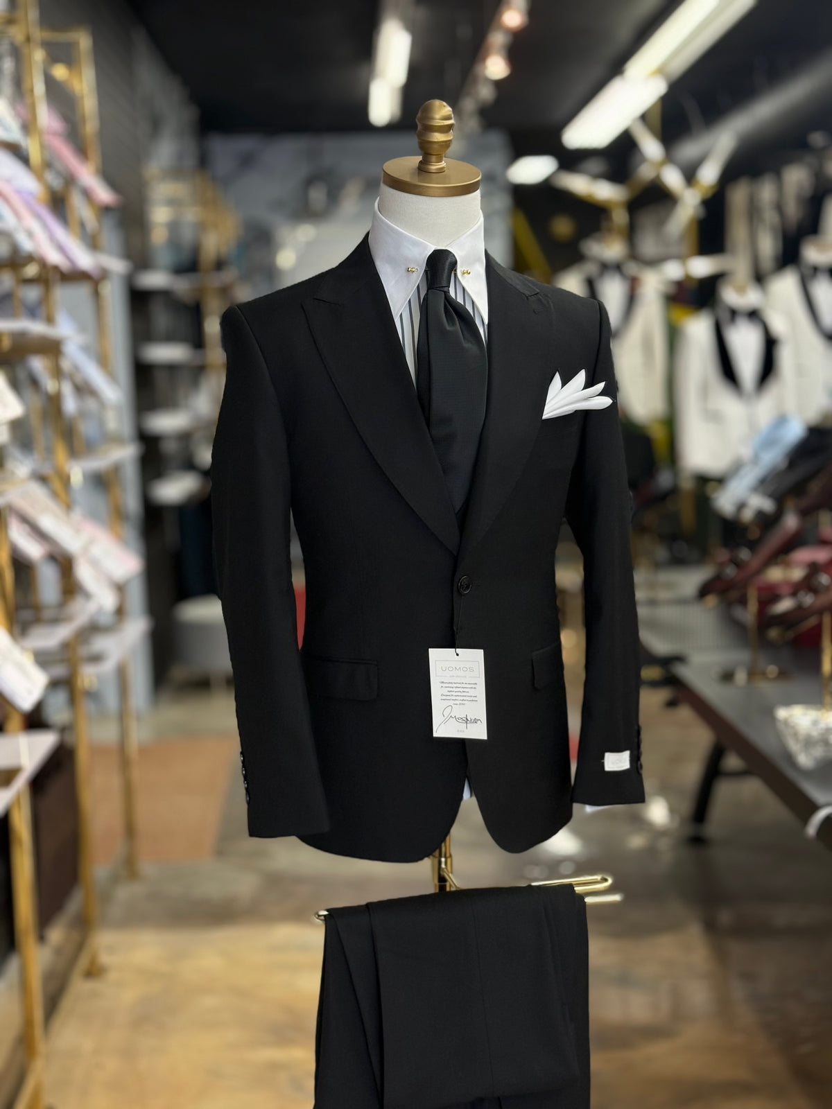 The Wide Peak Black Three-Piece Suit uomos