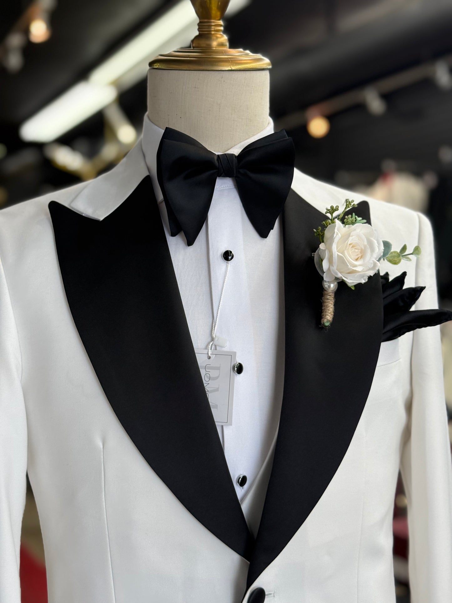 Wide Peak Lapel Soft Off White Tuxedo Uomos