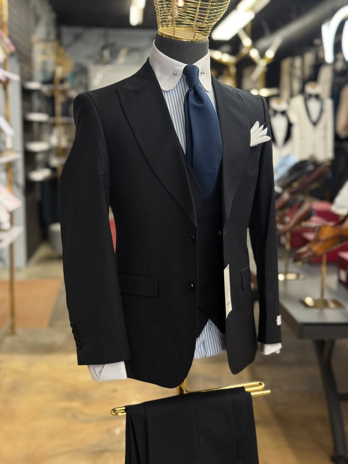 The Wide Peak Mid Night Blue Three-Piece Suit uomos
