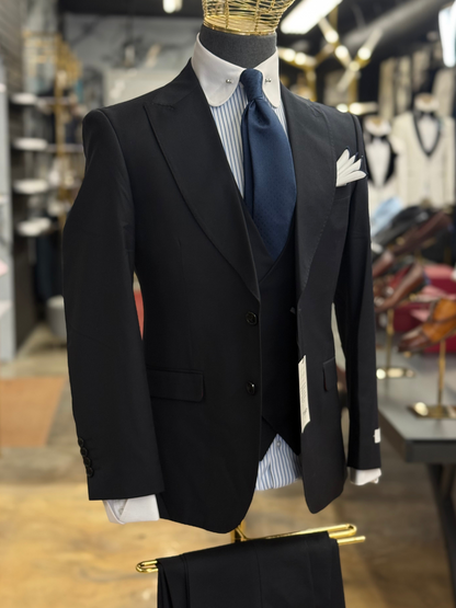 The Wide Peak Mid Night Blue Three-Piece Suit uomos