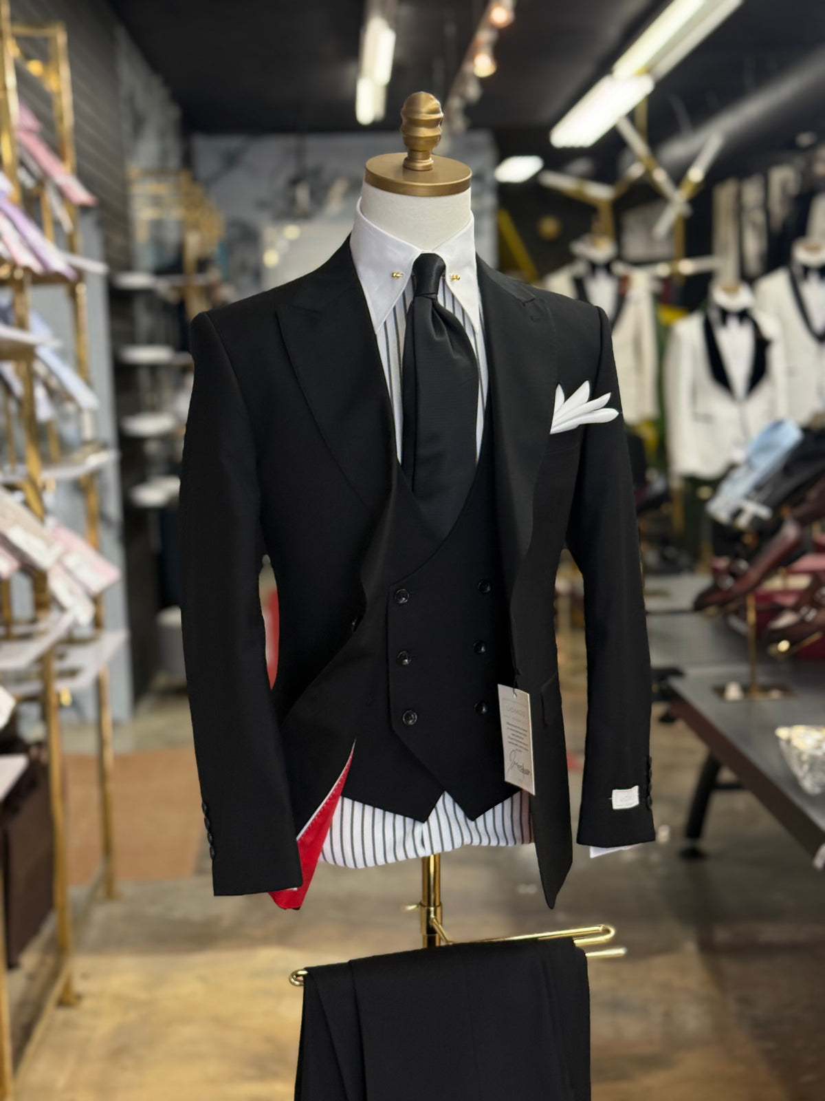 The Wide Peak Black Three-Piece Suit uomos