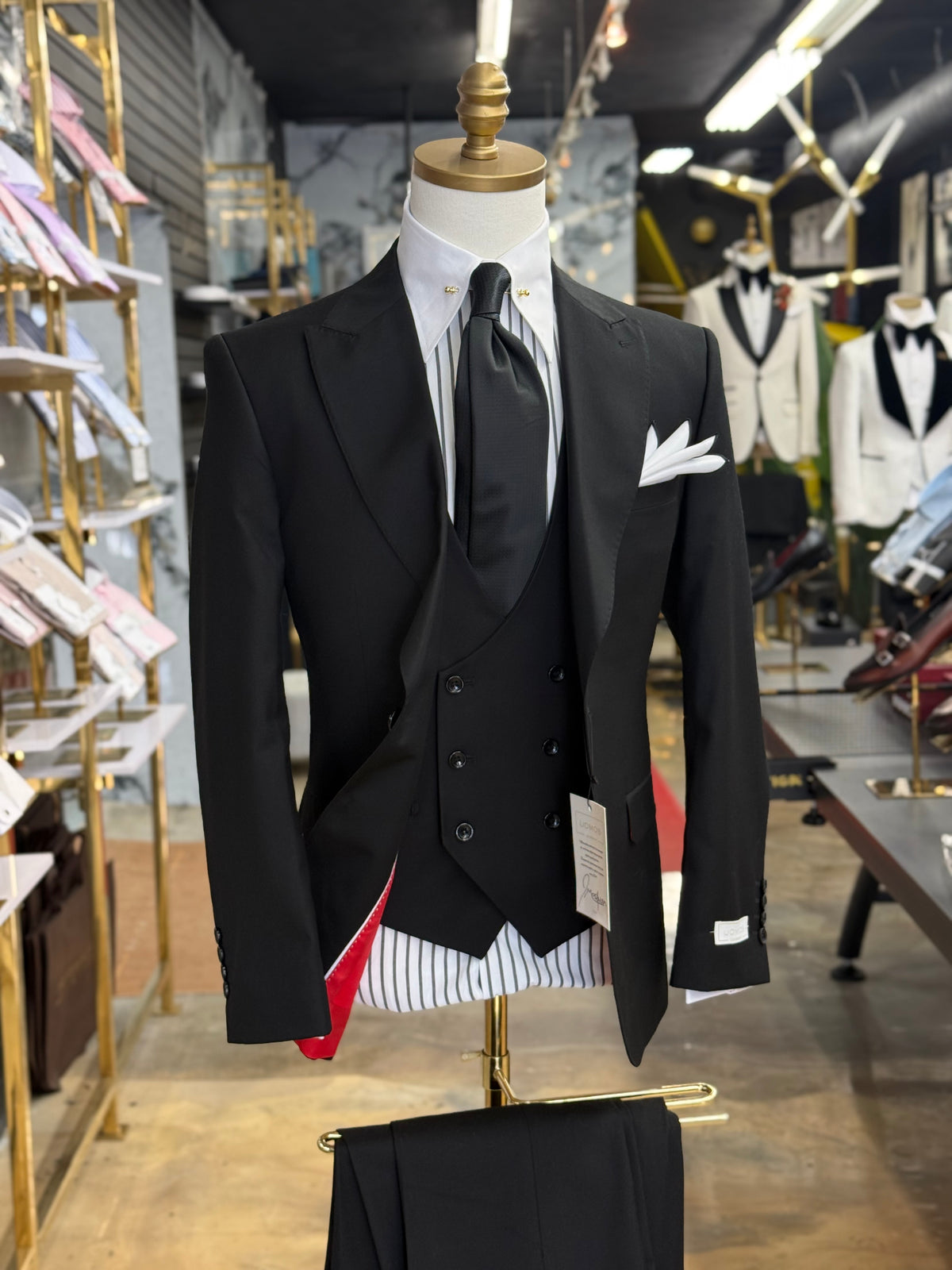 The Wide Peak Black Three-Piece Suit uomos