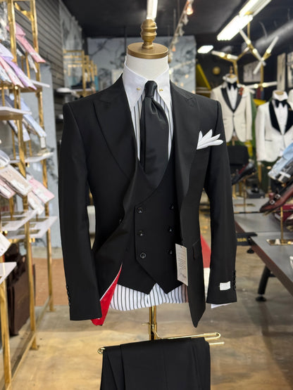 The Wide Peak Black Three-Piece Suit uomos