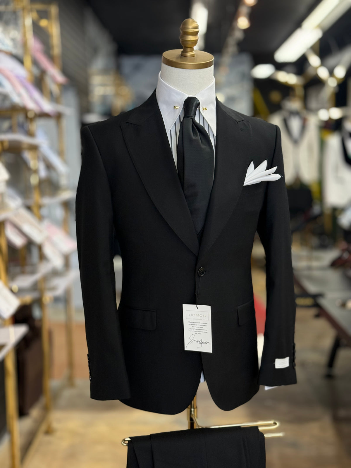 The Wide Peak Black Three-Piece Suit uomos