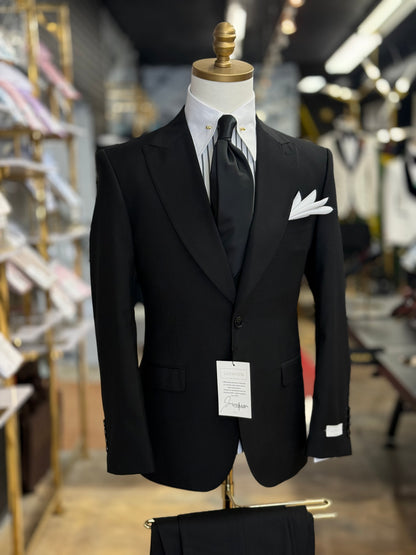 The Wide Peak Black Three-Piece Suit uomos