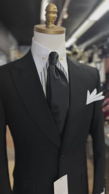 The Wide Peak Black Three-Piece Suit uomos